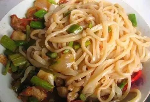 深夜食堂：攢勁弟弟帶你吃！烏魯木齊十大經(jīng)典拌面館，咱新疆人就好這口... 