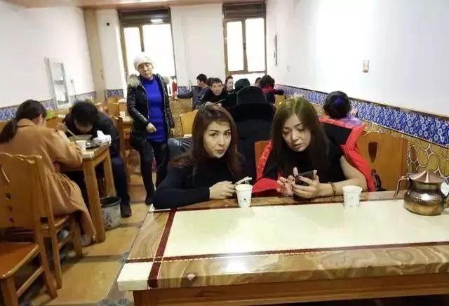 深夜食堂：攢勁弟弟帶你吃！烏魯木齊十大經(jīng)典拌面館，咱新疆人就好這口... 