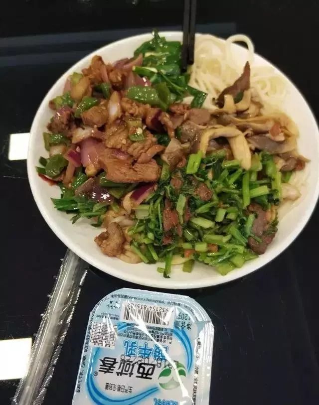 深夜食堂：攢勁弟弟帶你吃！烏魯木齊十大經(jīng)典拌面館，咱新疆人就好這口... 