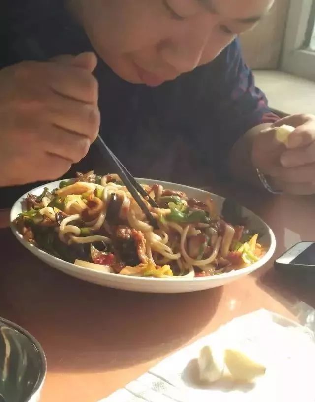 深夜食堂：攢勁弟弟帶你吃！烏魯木齊十大經(jīng)典拌面館，咱新疆人就好這口... 