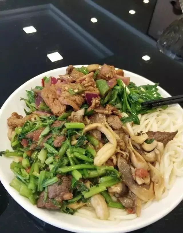 深夜食堂：攢勁弟弟帶你吃！烏魯木齊十大經(jīng)典拌面館，咱新疆人就好這口... 