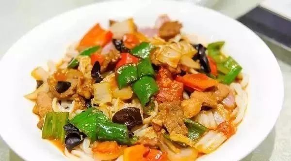 深夜食堂：攢勁弟弟帶你吃！烏魯木齊十大經(jīng)典拌面館，咱新疆人就好這口... 
