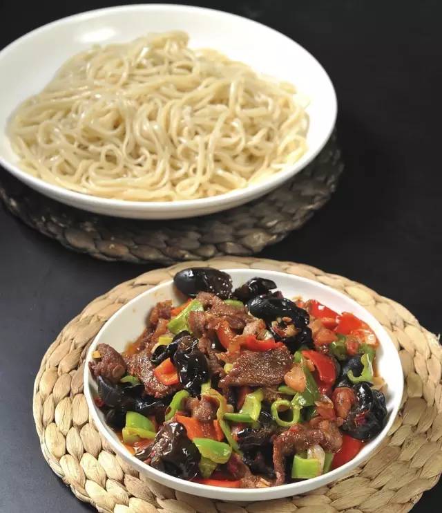 深夜食堂：攢勁弟弟帶你吃！烏魯木齊十大經(jīng)典拌面館，咱新疆人就好這口... 