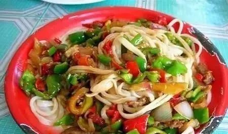 深夜食堂：攢勁弟弟帶你吃！烏魯木齊十大經(jīng)典拌面館，咱新疆人就好這口... 