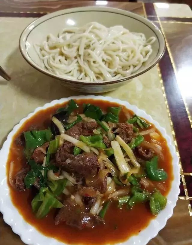 深夜食堂：攢勁弟弟帶你吃！烏魯木齊十大經(jīng)典拌面館，咱新疆人就好這口... 