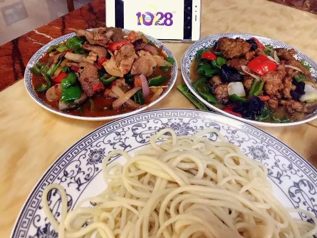 深夜食堂：攢勁弟弟帶你吃！烏魯木齊十大經(jīng)典拌面館，咱新疆人就好這口... 