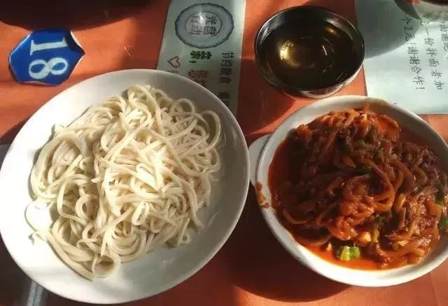 深夜食堂：攢勁弟弟帶你吃！烏魯木齊十大經(jīng)典拌面館，咱新疆人就好這口... 