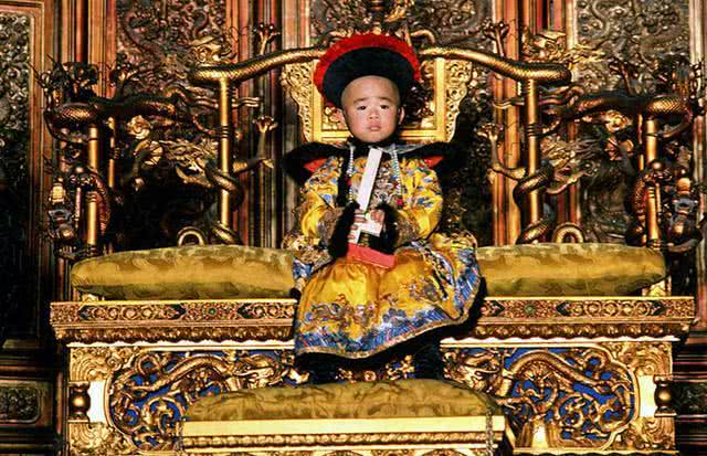 溥儀重游故宮，一只蟈蟈在龍椅下藏了五十年，為什么沒餓死 