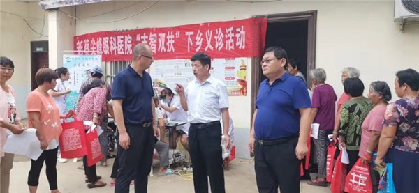 新蔡尖峰眼科冒雨義診 佛閣寺鎮(zhèn)領(lǐng)導(dǎo)親到現(xiàn)場(chǎng)慰問