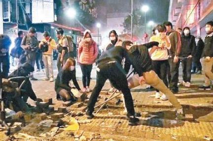 “香港，不是你們?yōu)樗麨榈牡胤?！?那些年，我們追過(guò)的“阿sir” 