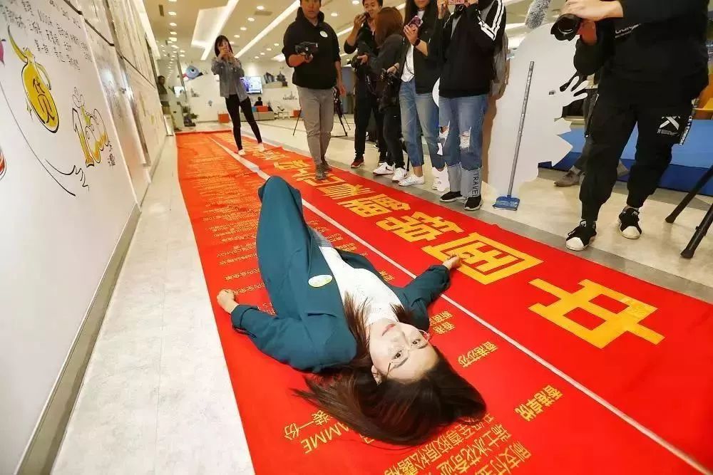 抽獎(jiǎng)超過三百萬的中國錦鯉女孩信小呆，現(xiàn)在過得并不如意？ 