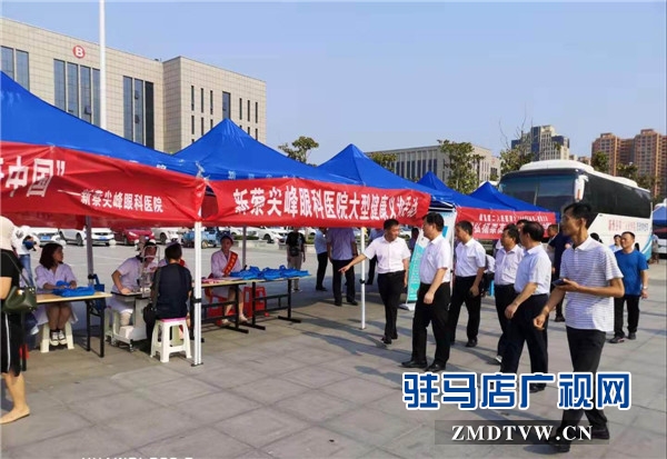新蔡縣慶?！暗诙弥袊?guó)醫(yī)師節(jié)”暨表彰大會(huì)召開(kāi)  尖峰眼科醫(yī)院再獲殊榮