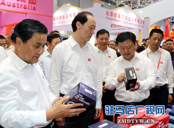 王國生、余欣榮與參會(huì)嘉賓一起參觀展廳