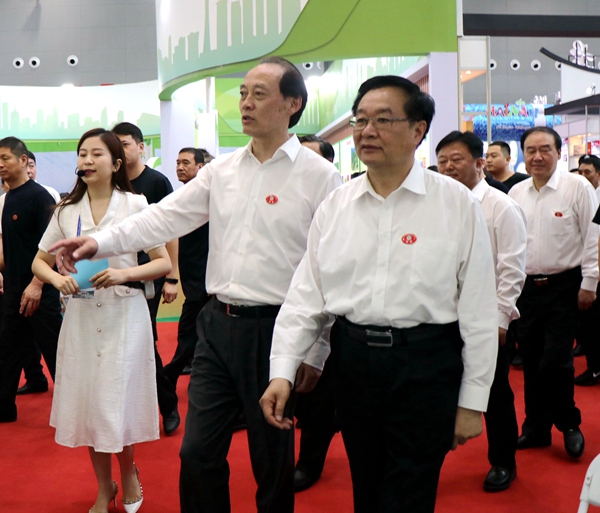 王國(guó)生、余欣榮與參會(huì)嘉賓一起參觀展廳