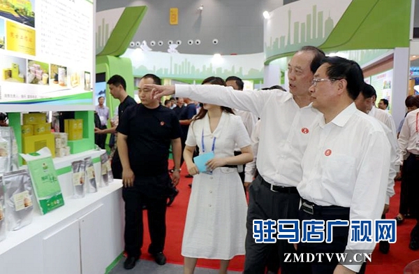 王國生、余欣榮與參會(huì)嘉賓一起參觀展廳