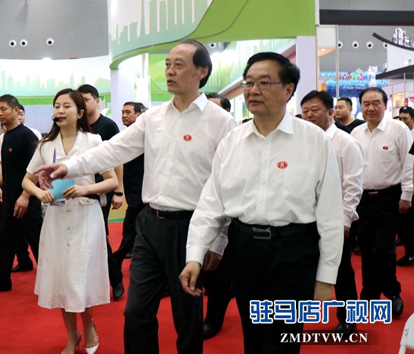 王國生、余欣榮與參會(huì)嘉賓一起參觀展廳