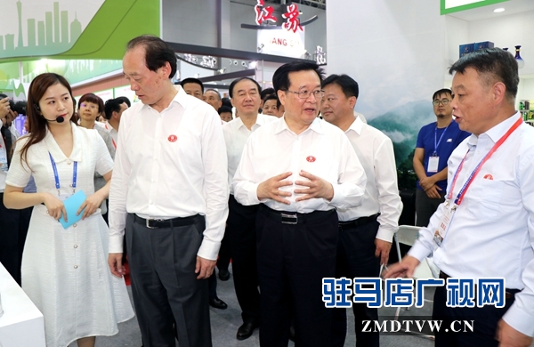 王國生、余欣榮與參會(huì)嘉賓一起參觀展廳