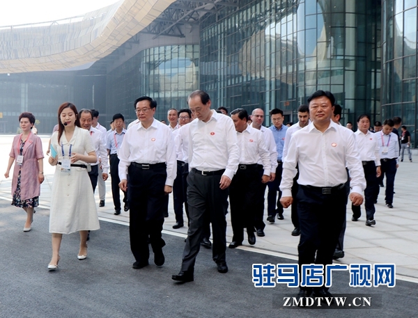 王國生、余欣榮與參會(huì)嘉賓一起參觀展廳