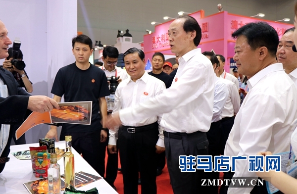 王國生、余欣榮與參會(huì)嘉賓一起參觀展廳