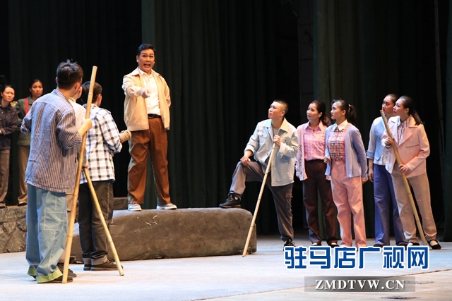 “不忘初心、牢記使命”主題教育大型現(xiàn)代戲《重渡溝》在駐馬店市巡演