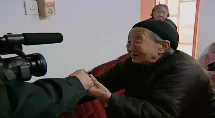 當你發(fā)朋友圈的時候，他已經(jīng)給父母拍紀錄片了
