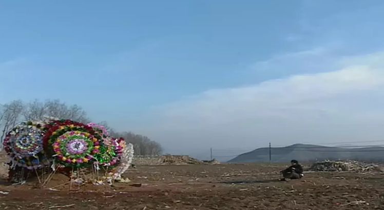 當你發(fā)朋友圈的時候，他已經(jīng)給父母拍紀錄片了