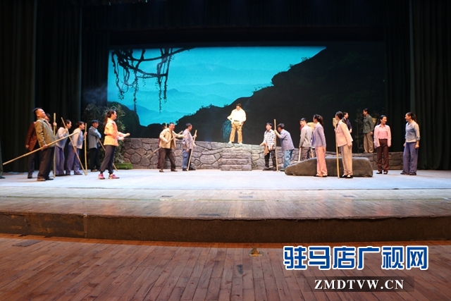 “不忘初心、牢記使命”主題教育大型現(xiàn)代戲《重渡溝》在駐馬店市巡演
