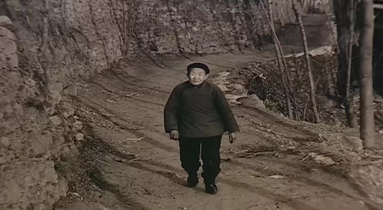 當你發(fā)朋友圈的時候，他已經(jīng)給父母拍紀錄片了