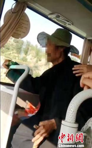 八旬老翁高速路上搶奪司機(jī)方向盤(pán) 民警應(yīng)急處置保安全