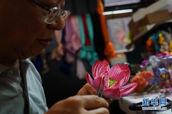“守藝人”趙樹憲：期待手工藝絨花能夠品牌化、產(chǎn)業(yè)化
