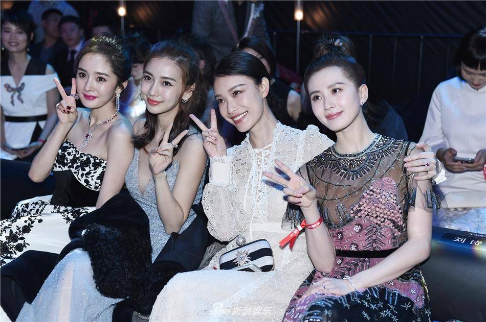 美到不能呼吸？女性為美束腰墊臀纏腳隆胸的背后是男性的控制權(quán) 