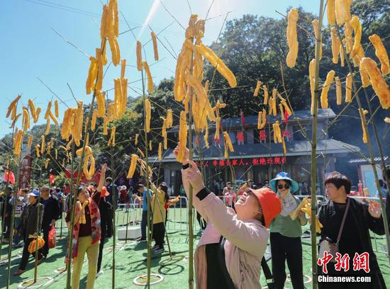 竹竿上“長”油條，洛陽民眾“摘”油條慶豐收