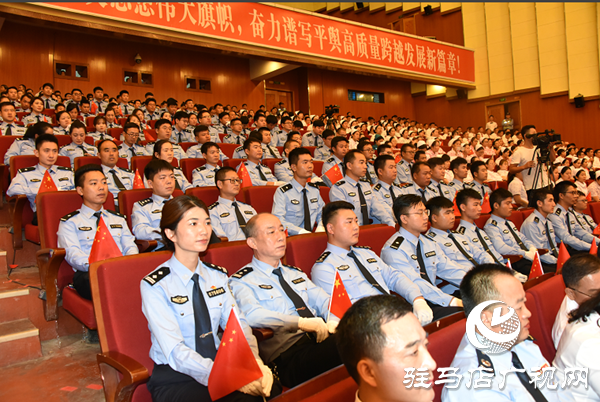 平輿縣公安民警在新中國(guó)成立70周年歌詠比賽中獲得銅獎(jiǎng)