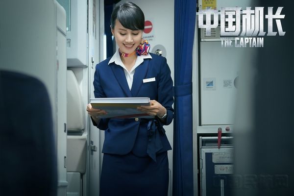 袁泉回應(yīng)演《中國(guó)機(jī)長(zhǎng)》乘務(wù)長(zhǎng)：?jiǎn)问滞写笃康V泉水，躺在胳膊上倒 
