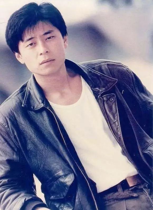 被毒啞的王杰，今天57歲了：年少愛聽他的歌，再聽已是傷心人 