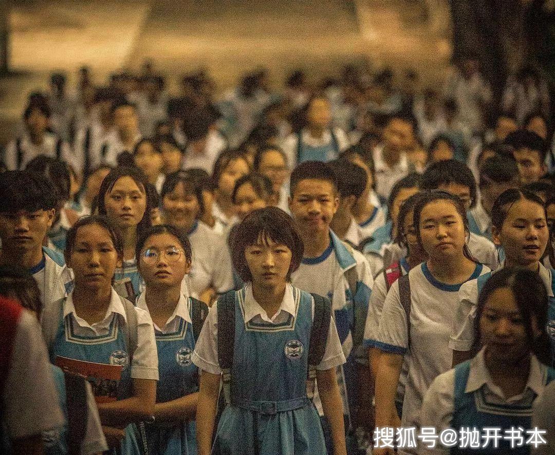 《少年的你》，校園暴力只是殼，兩個(gè)沒(méi)有未來(lái)的人如何相互取暖才是核 