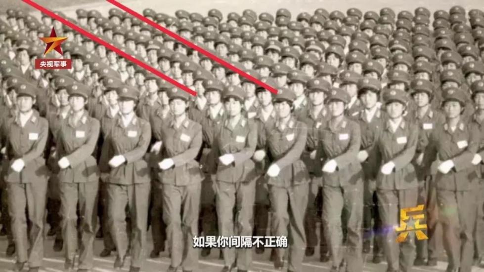 齊短發(fā)、“S彎”……新中國(guó)第一批受閱女兵的標(biāo)配發(fā)型，好美！ 