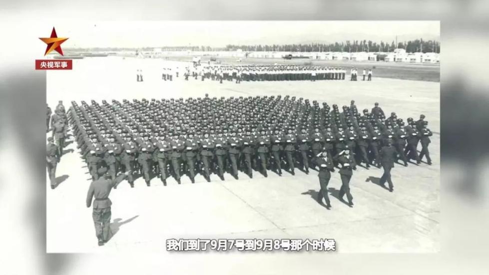 齊短發(fā)、“S彎”……新中國(guó)第一批受閱女兵的標(biāo)配發(fā)型，好美！ 
