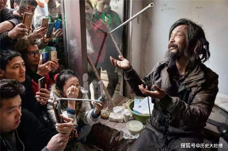 “流浪大師”沈巍曾衣衫襤褸，如今的生活卻發(fā)生了翻天覆地的變化 