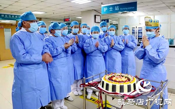 感動！駐馬店市中心醫(yī)院隔離病區(qū)的戰(zhàn)地生日
