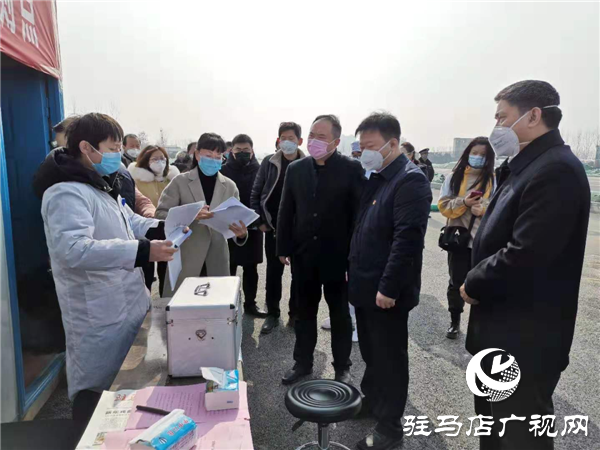 黨旗飄揚，黨徽閃亮