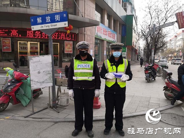 平輿街頭這位大姐把剛買(mǎi)的口罩送給了執(zhí)勤交警！