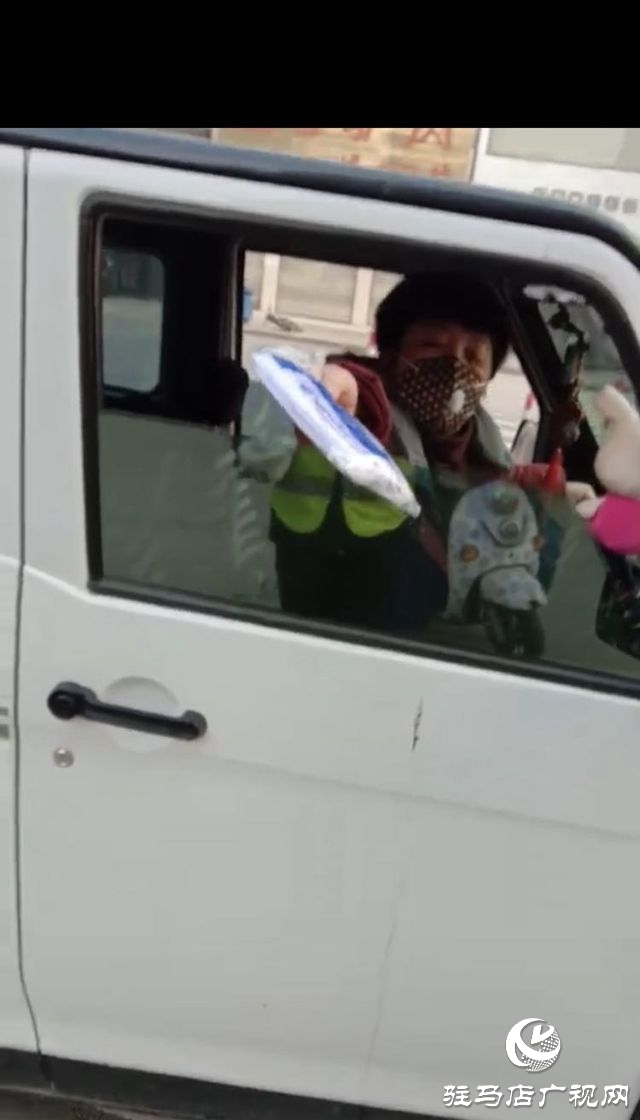 平輿街頭這位大姐把剛買(mǎi)的口罩送給了執(zhí)勤交警！