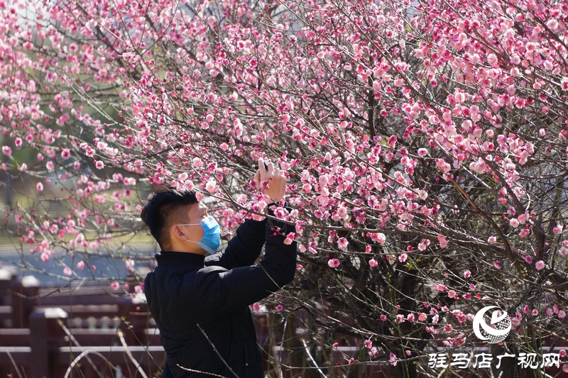 摘掉口罩，露出笑臉