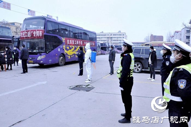 上蔡縣公安局交警大隊民警護送“農民工返崗專車”安全上高速