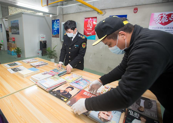 特寫：武漢方艙醫(yī)院搭建“圖書驛站”撫慰患者心靈