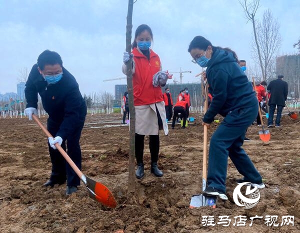 陳星 朱是西等市領(lǐng)導(dǎo)與廣大干群一起參加植樹(shù)造林活動(dòng)