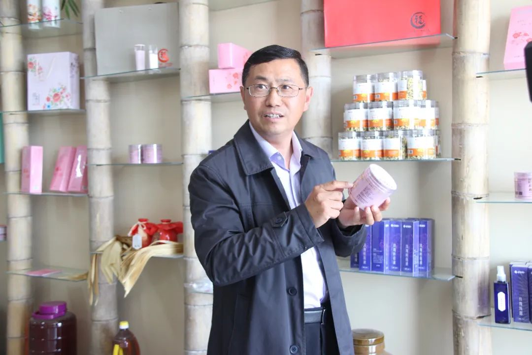 駐馬店有個(gè)籽粒村，玫瑰花開幸福來……