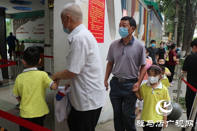駐馬店市各幼兒園今日錯峰開學(xué)，老師笑迎萌娃歸！