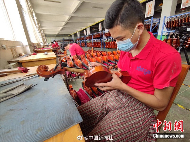老鄉(xiāng)幫老鄉(xiāng)，師傅帶徒弟，確山農(nóng)民華麗轉變?yōu)?ldquo;制琴師”